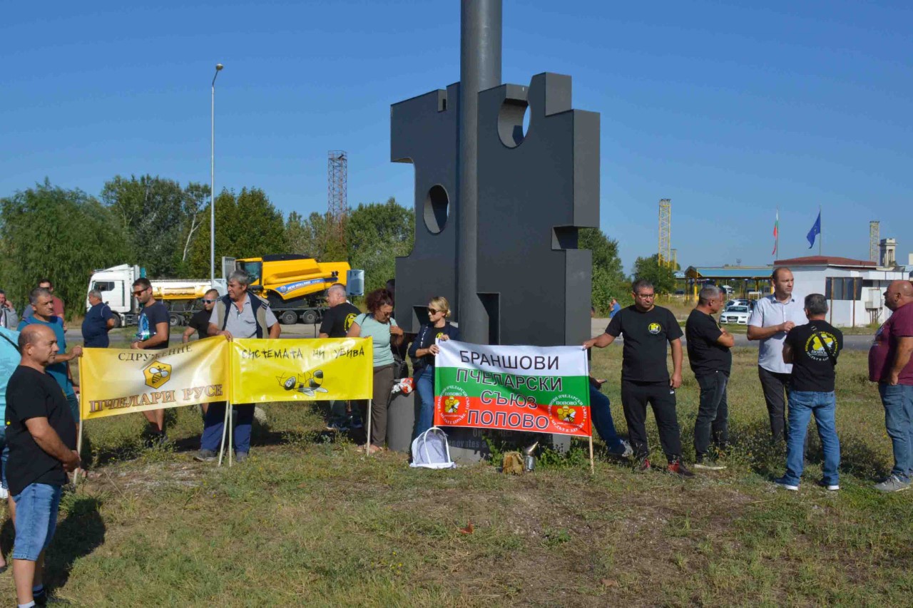 Земеделски производители организираха протест при ГКПП Дунав мост, като блокирана със земеделски машини движението в района на граничния пункт.