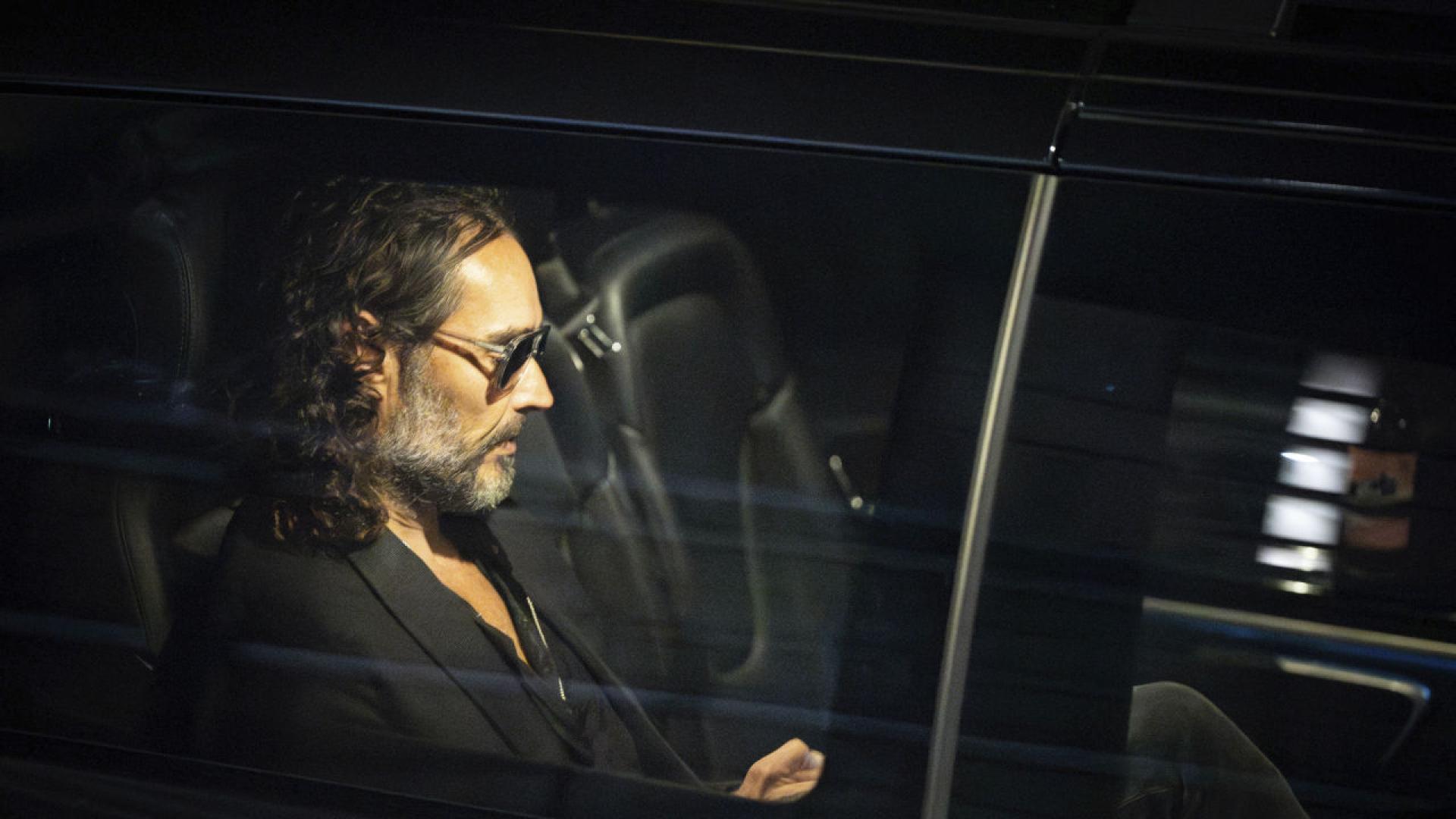 Ръсел Бранд е обвинен в изнасилване непристойно посегателство и сексуално