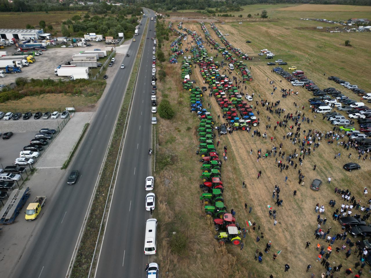 <p>Земеделски производители от цялата страна се събират на протест на входа на София при Долни Богров.</p>