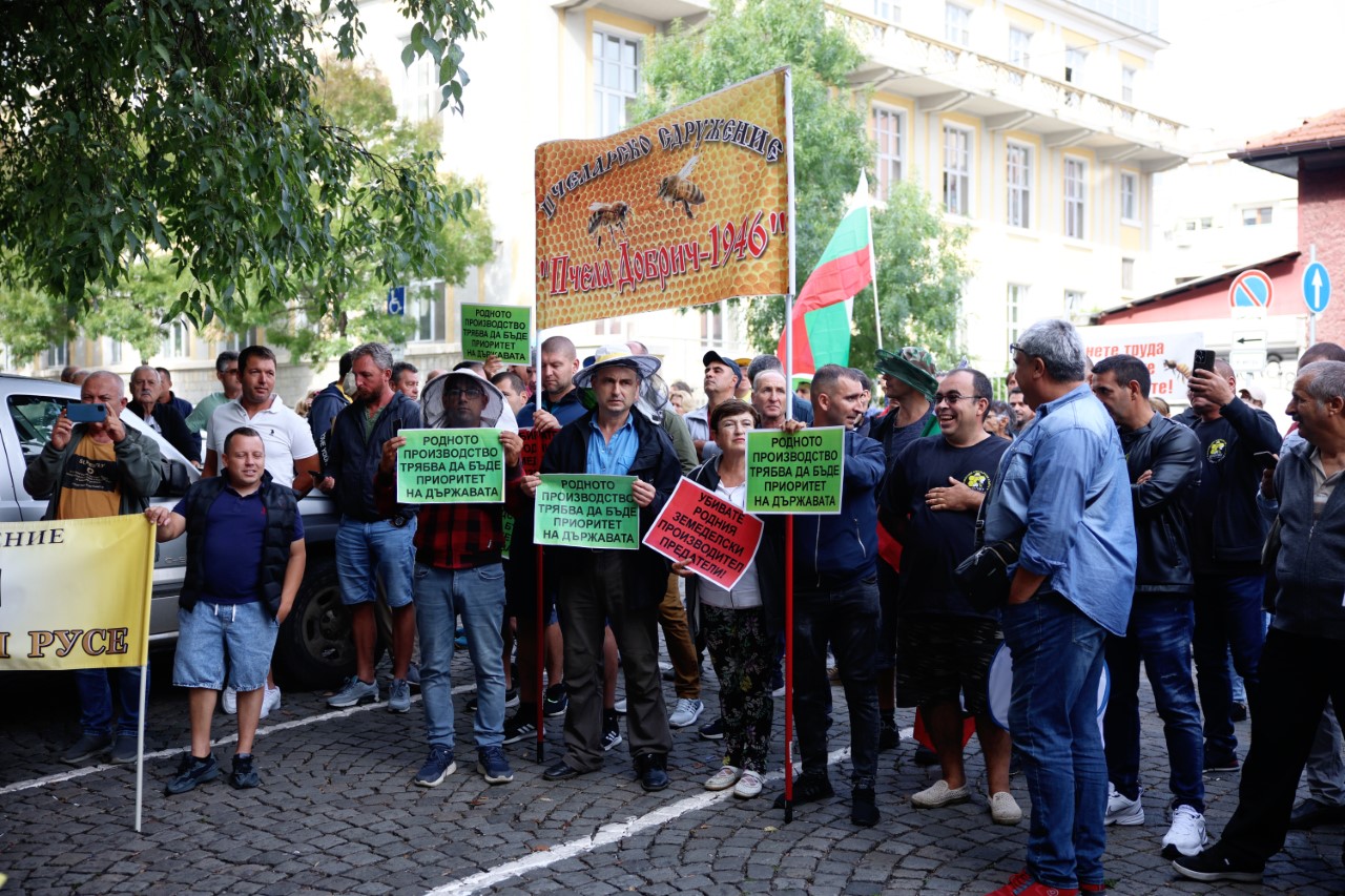 <p>Десетки хора от цялата страна се събраха на протест пред Министерството на земеделието с искане за спиране на вноса на мед от Украйна и трети страни. Пчеларите искат оставка за всички, позволили вноса на мед в България.</p>