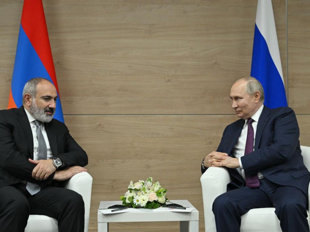 Втелефонен разговор с арменския премиер Никол Пашинян руският президент Владимир