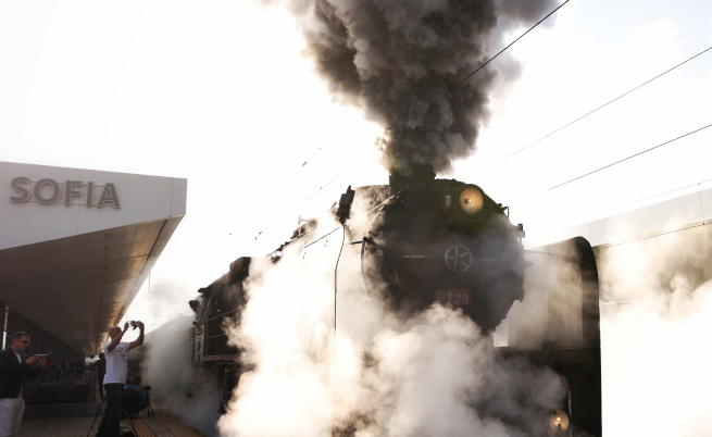 Ретро влак с парен локомотив пътува между София и Мездра за Деня на независимостта (СНИМКИ/ВИДЕО)