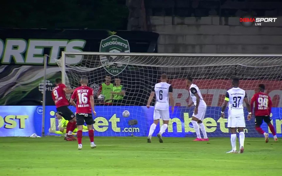 В 12-ата минута центриране на Бруно Франко отляво отиде право