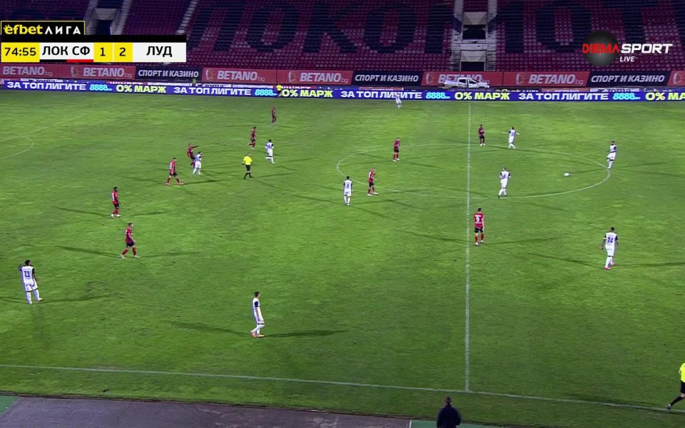 В 76-ата минута Александър Любенов изби удар на Спас Делев