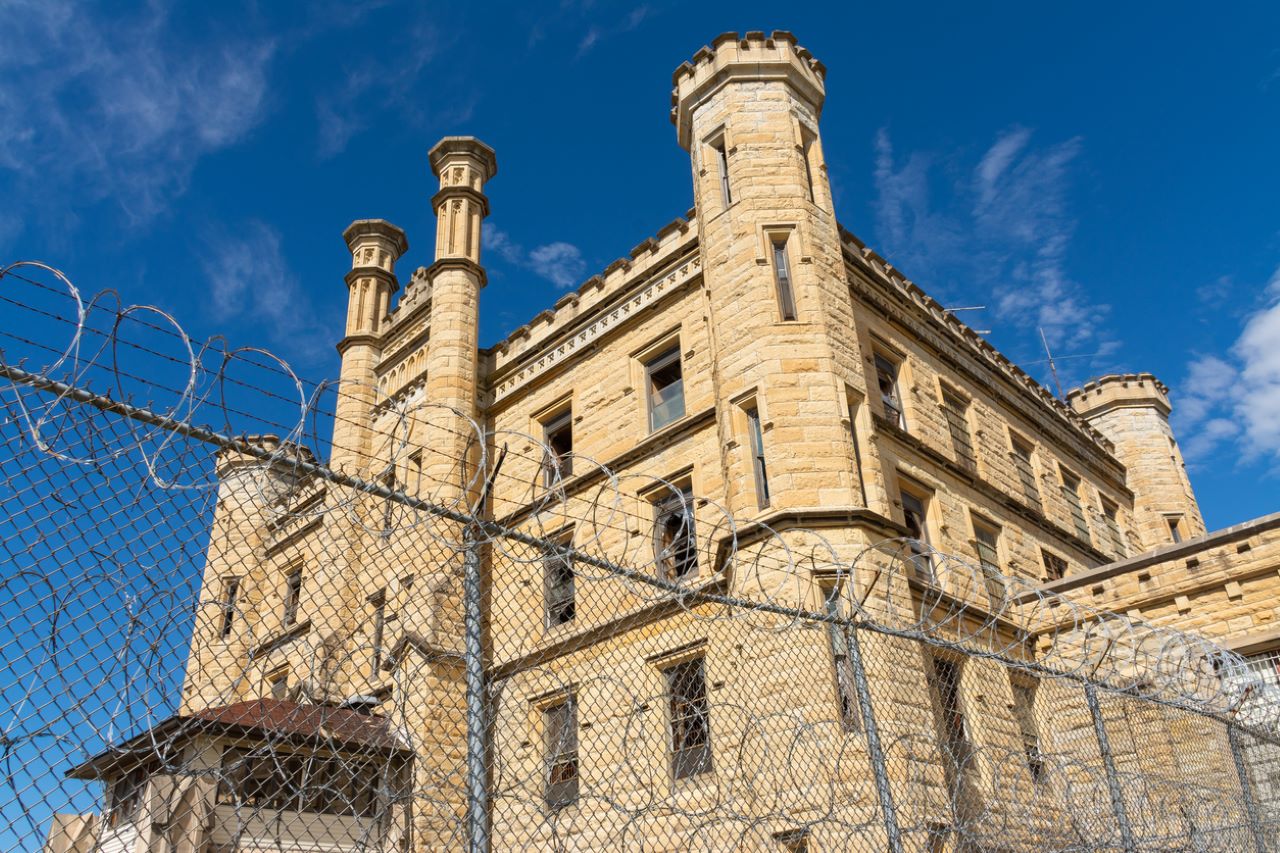 <p><strong>Затворът Old Joliet, Илинойс, САЩ</strong> - Внушителният затвор е построен през далечната 1858 г. Подобната на замък сграда е предназначена не само да затваря престъпниците, но и да ги сплашва. До 1870 г. затворът е пренаселен и се съобщава, че условията са нехигиенични и потенциално опасни. Затворът обаче не е затворен. Той&nbsp;&nbsp;функционира&nbsp;до 2002 г., когато в крайна сметка е затворен.</p>
