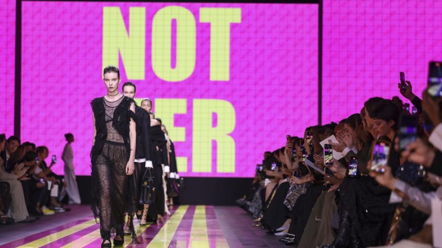 Феминистко модно ревю: "Диор" се изправя срещу стереотипите