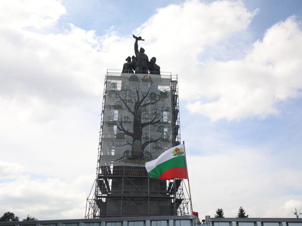 Паметникът на Съветската армия в София осъмна украсен с интересно