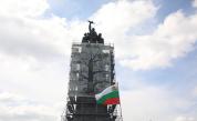 Поставиха банер "Европейският път на България" на паметника на съветската армия