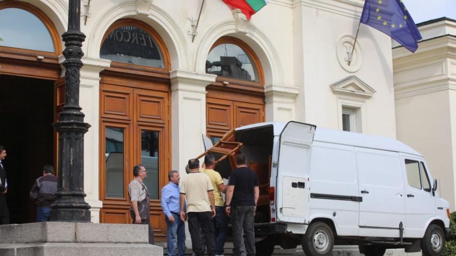Изнасят мебели от старата сграда на...