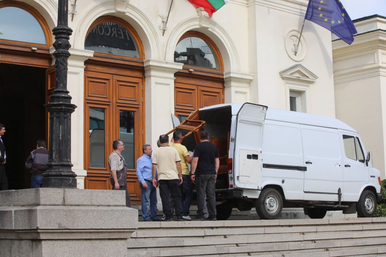 <p>Работници изнасят мебели от сградата на старото Народно събрание</p>