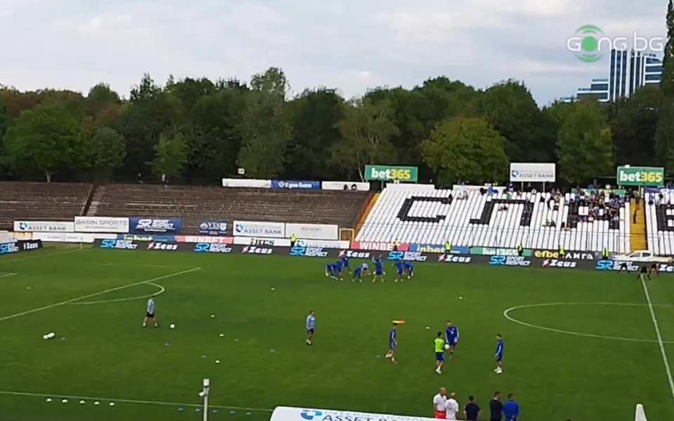 Отборите на Славия и Левски загряват преди най-старото столично дерби.