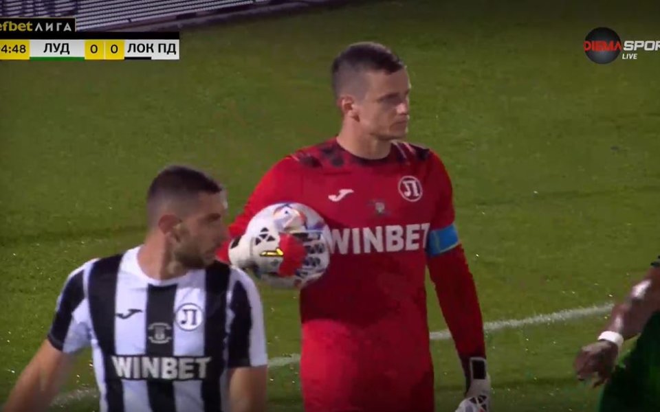 Вратарят на Локомотив Пловдив - Динко Хоркаш, за пореден път