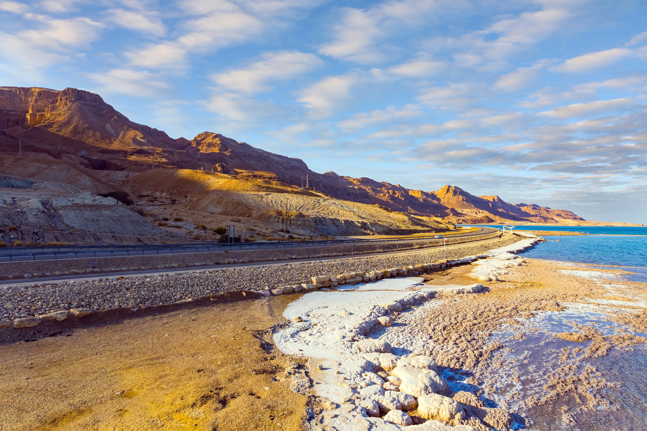 <p><strong>Мъртво море</strong></p>

<p>Легендарното Мъртво море е солено езеро, разположено на 427 м под морското равнище - най-ниската надморска височина на Земята. Това необикновено природно чудо се намира в Йорданската рифтова долина и граничи с Йордания на изток и със Западния бряг и Израел на запад. Мъртво море съществува от 3 милиона години. Басейнът му е бил запълнен с вода от Средиземно море, преди тектоничната дейност да издигне земята на запад, изолирайки я от първоначалния ѝ водоизточник.</p>