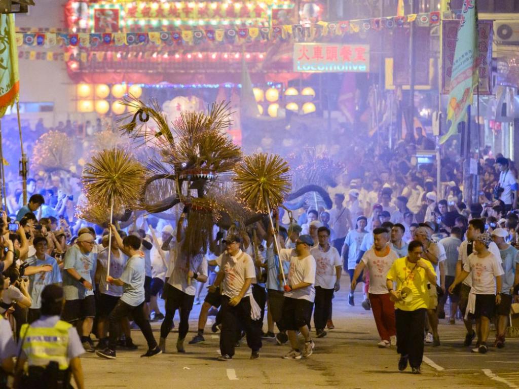 Хиляди зрители изпълниха улиците на обикновено спокоен квартал на Хонконг