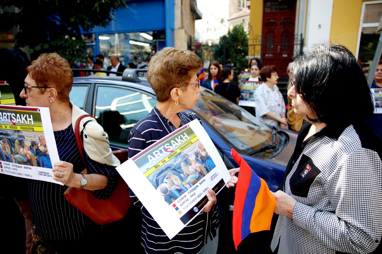 <p>Представители на арменската общност се събраха на протест в подкрепа на арменците от Нагорни Карабах пред сградата на Европейската комисия в София.</p>