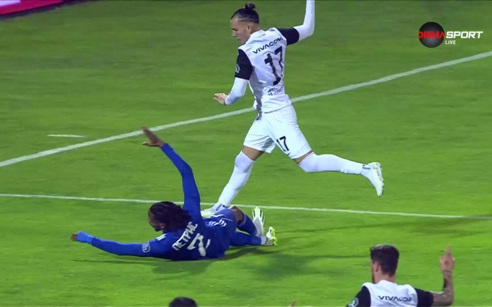 В 14-а минута на двубоя между Левски и Лудогорец от