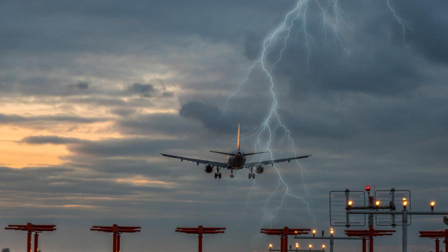 Проливни дъждове и ураганен вятър в Турция, отменени са десетки полети