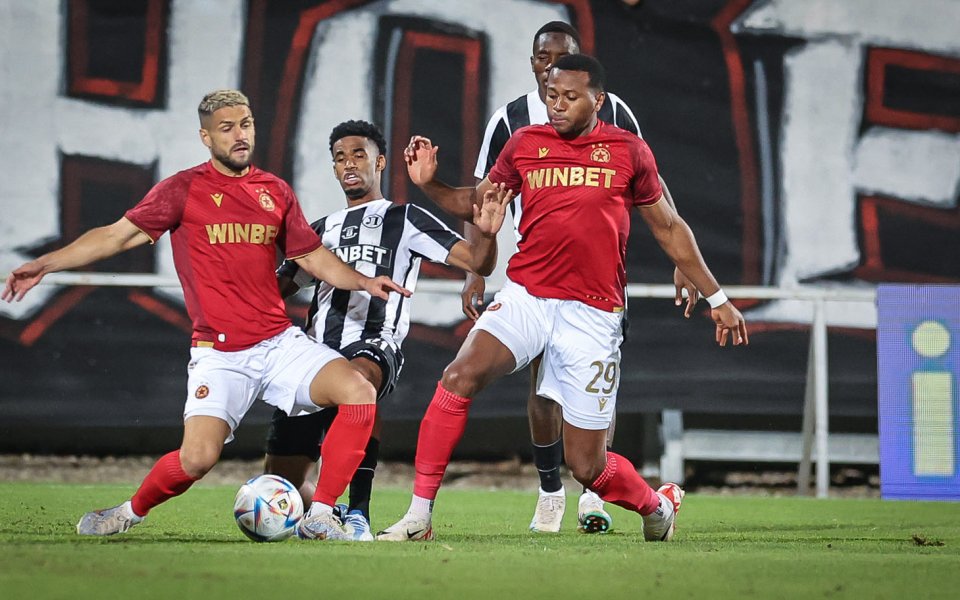 Локомотив Пловдив и ЦСКА играят при резултат 0:1 на стадион Лаута