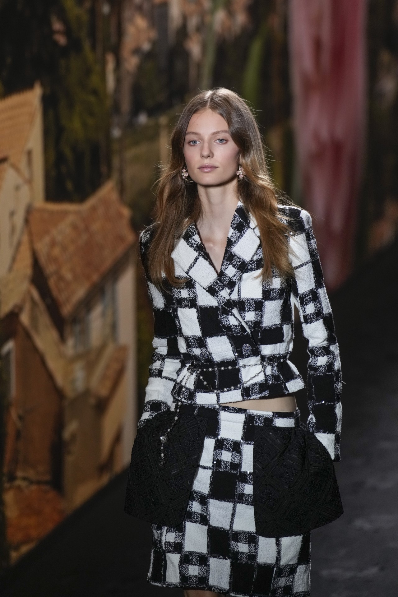 <p>Моделите носят творенията от модната колекция пролет/лято 2024 на Chanel, представена във вторник</p>