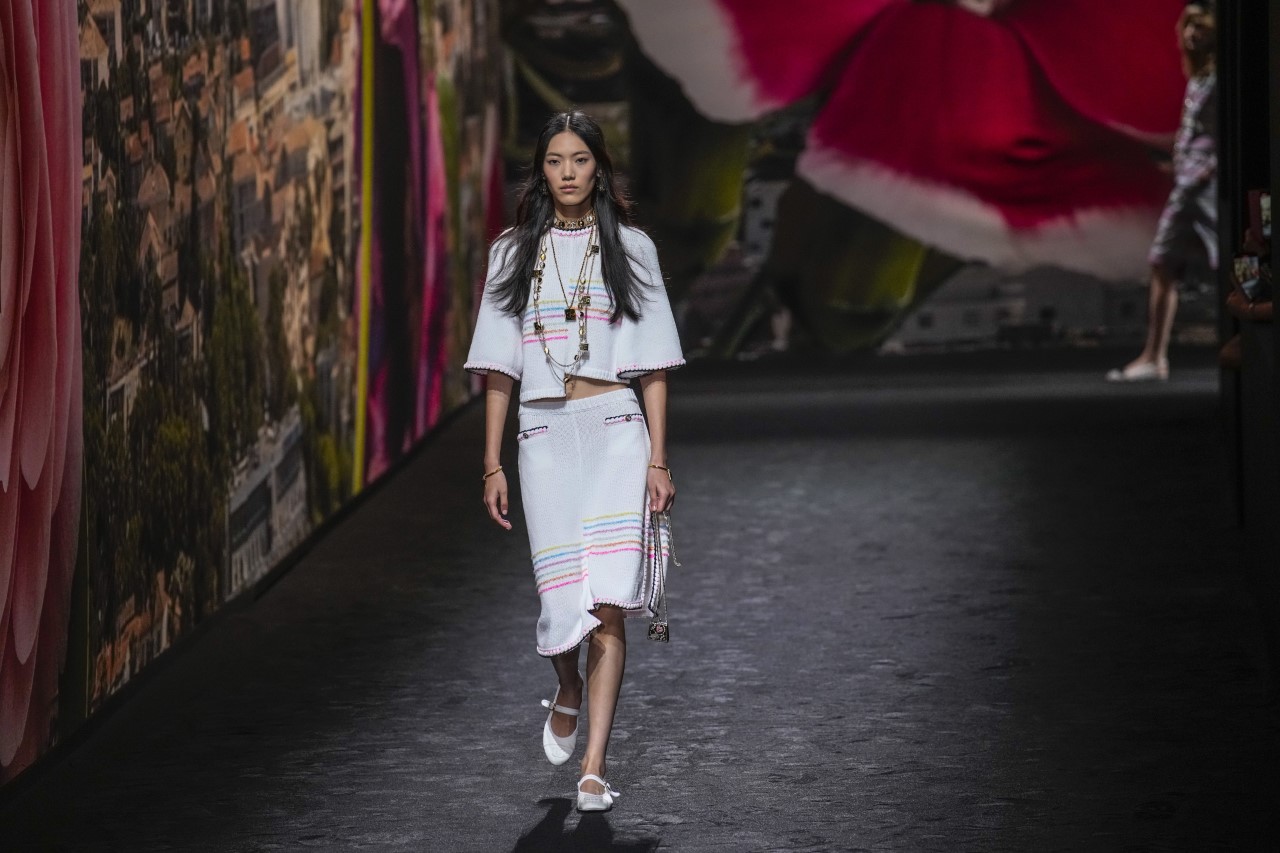 <p>Моделите носят творенията от модната колекция пролет/лято 2024 на Chanel, представена във вторник</p>