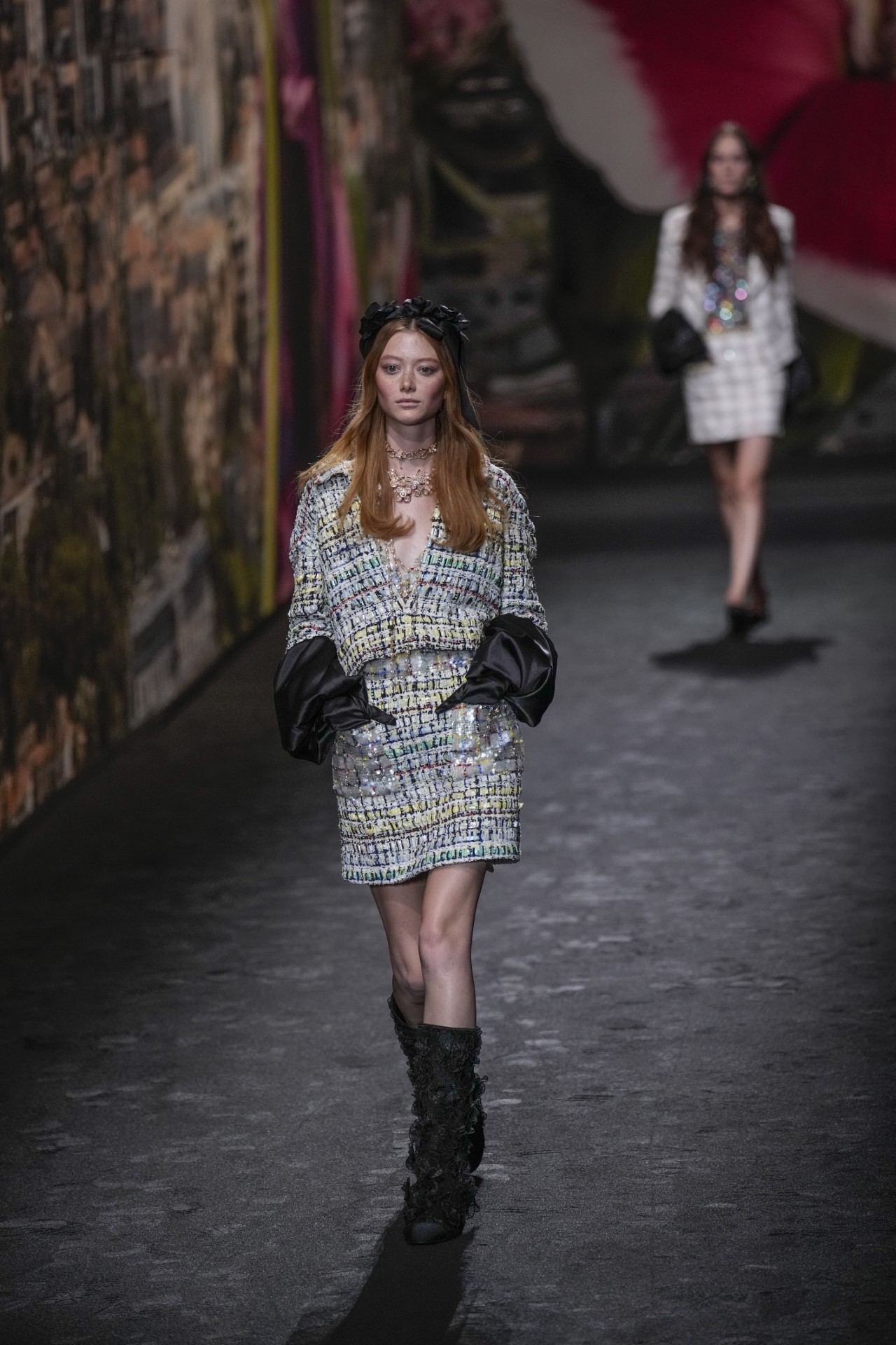 <p>Моделите носят творенията от модната колекция пролет/лято 2024 на Chanel, представена във вторник</p>