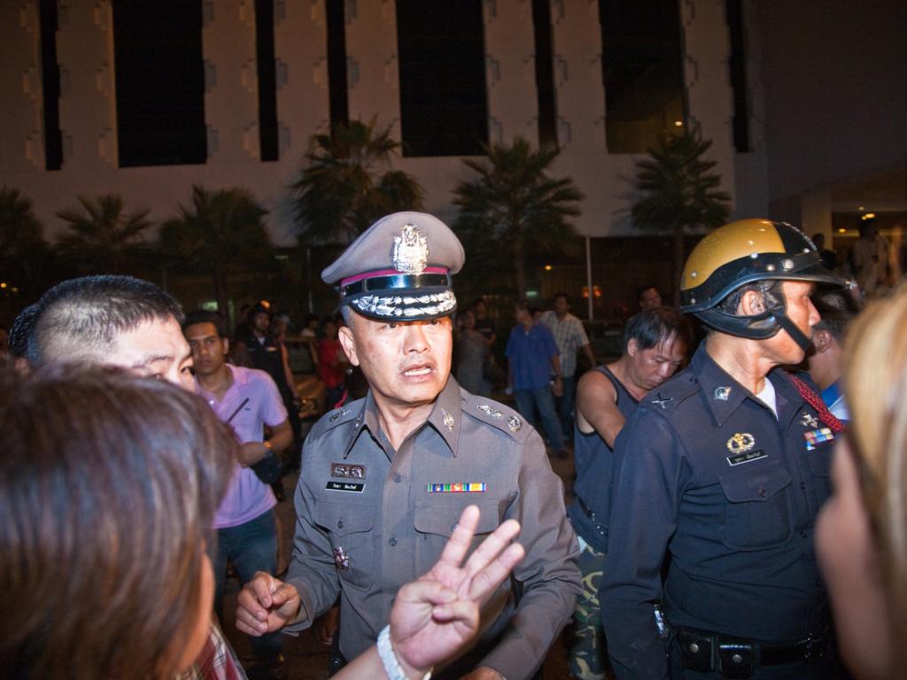 Един човек загина а шестима са ранени при стрелба в