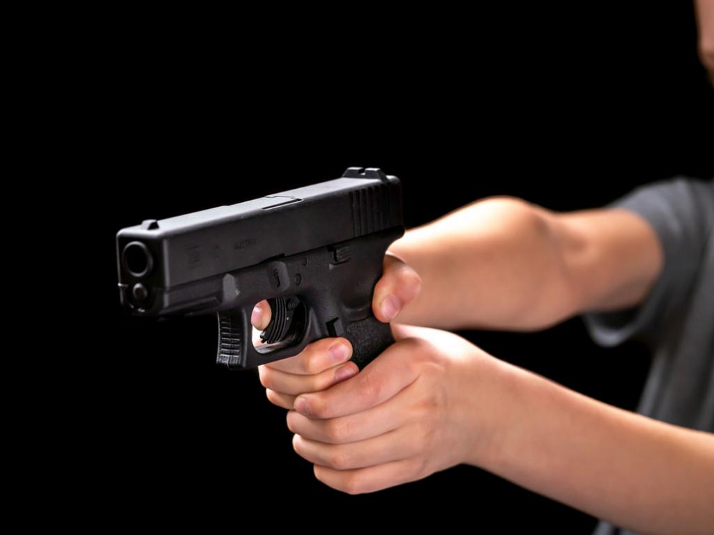 Служител към Министерство на земеделието заплаши жена с пистолет във