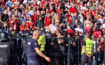 Феновете на ЦСКА влязоха в разправия с полицията (видео)