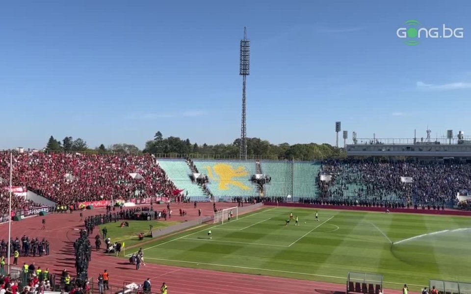 Ракети от феновете на ЦСКА и Левски един срещу друг