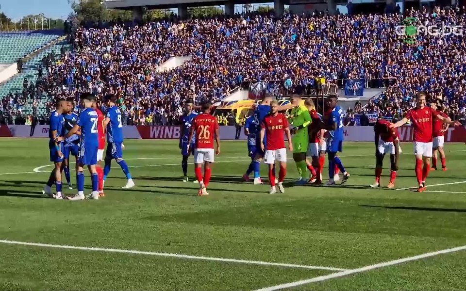 Футболистите на ЦСКА и Левски се спречкаха сериозно в 74-ата