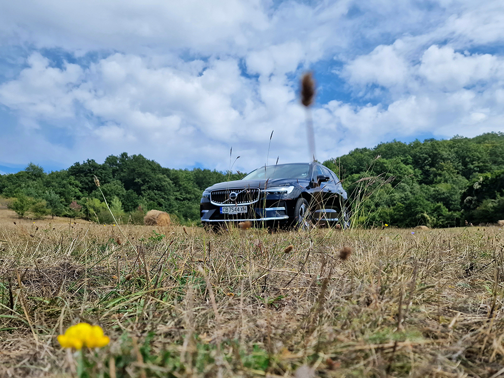 Плъг-ин хибридът е най-мощният модел на Volvo със своите 455 к.с., но по-важното е, че увеличената като капацитет батерия вече позволява пробег на ток до 78 км в града