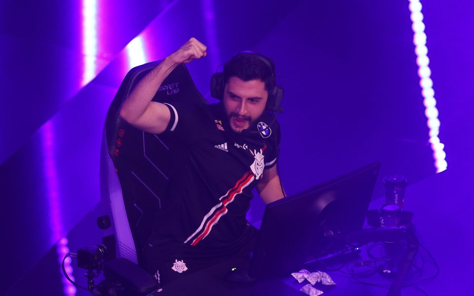 Оскар Mixwell Канеяс обяви, че спира състезателната си кариера. Испанецът,