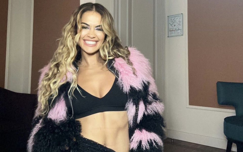 Известната певица Рита Ора напомни за перфектните си извивки с