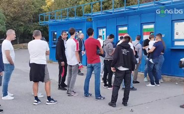 Опашката от хора за билети за предстоящия мач между България