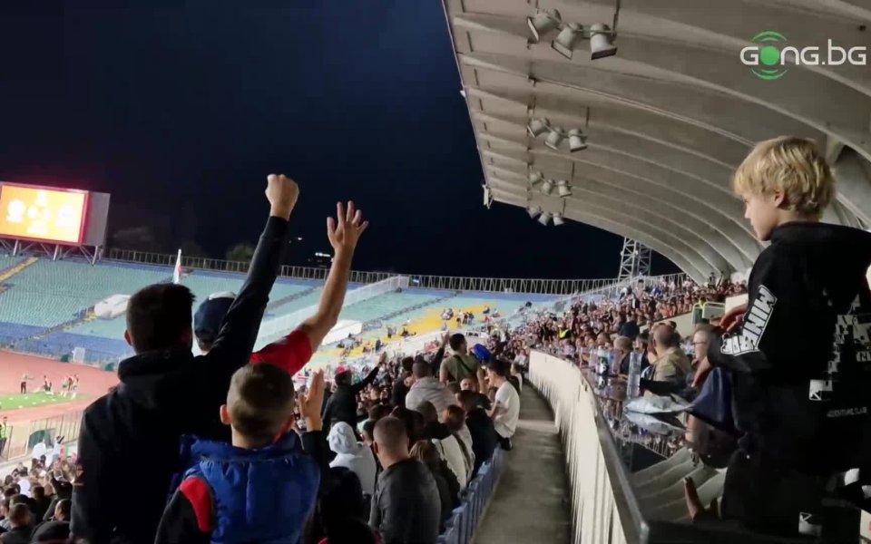 Привържениците, които наблюдаваха на стадион Васил Левски двубоя между България