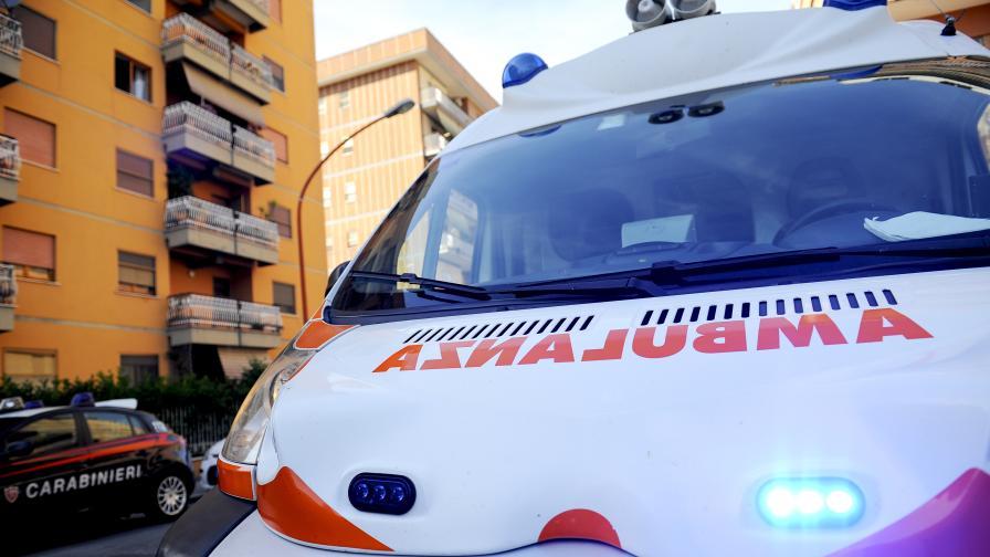 <p>Автобус се заби в жилищна сграда в Италия, има ранени (СНИМКИ)</p>
