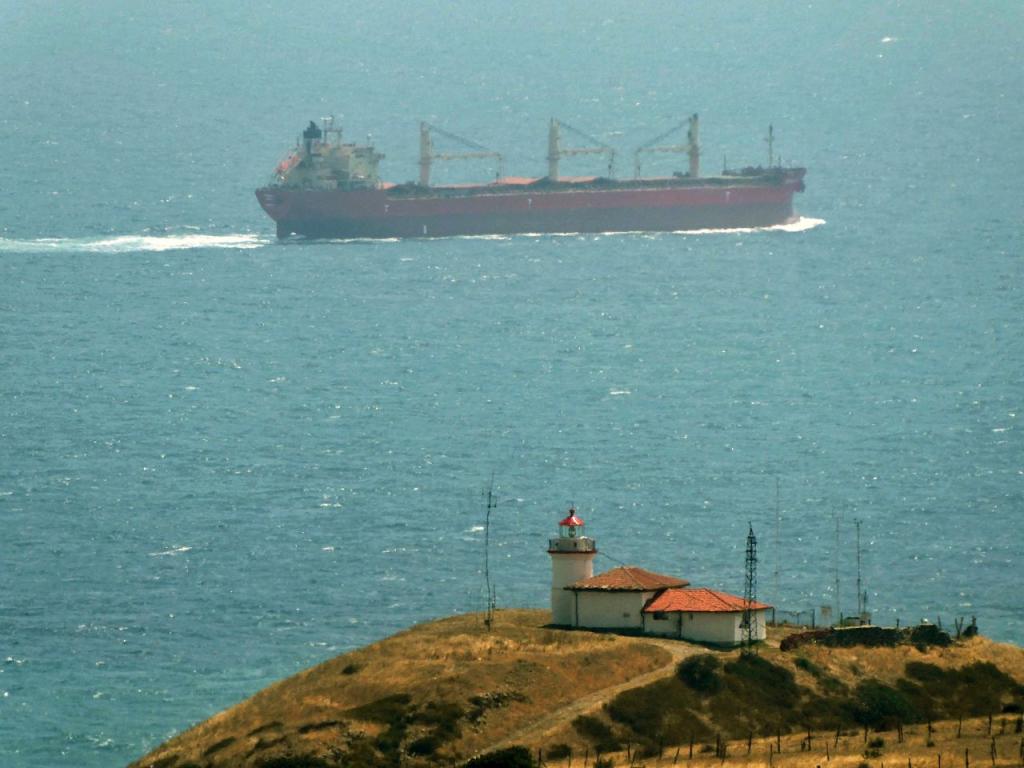Фериботът Славянин се е сблъскал с друг плавателен съд източно