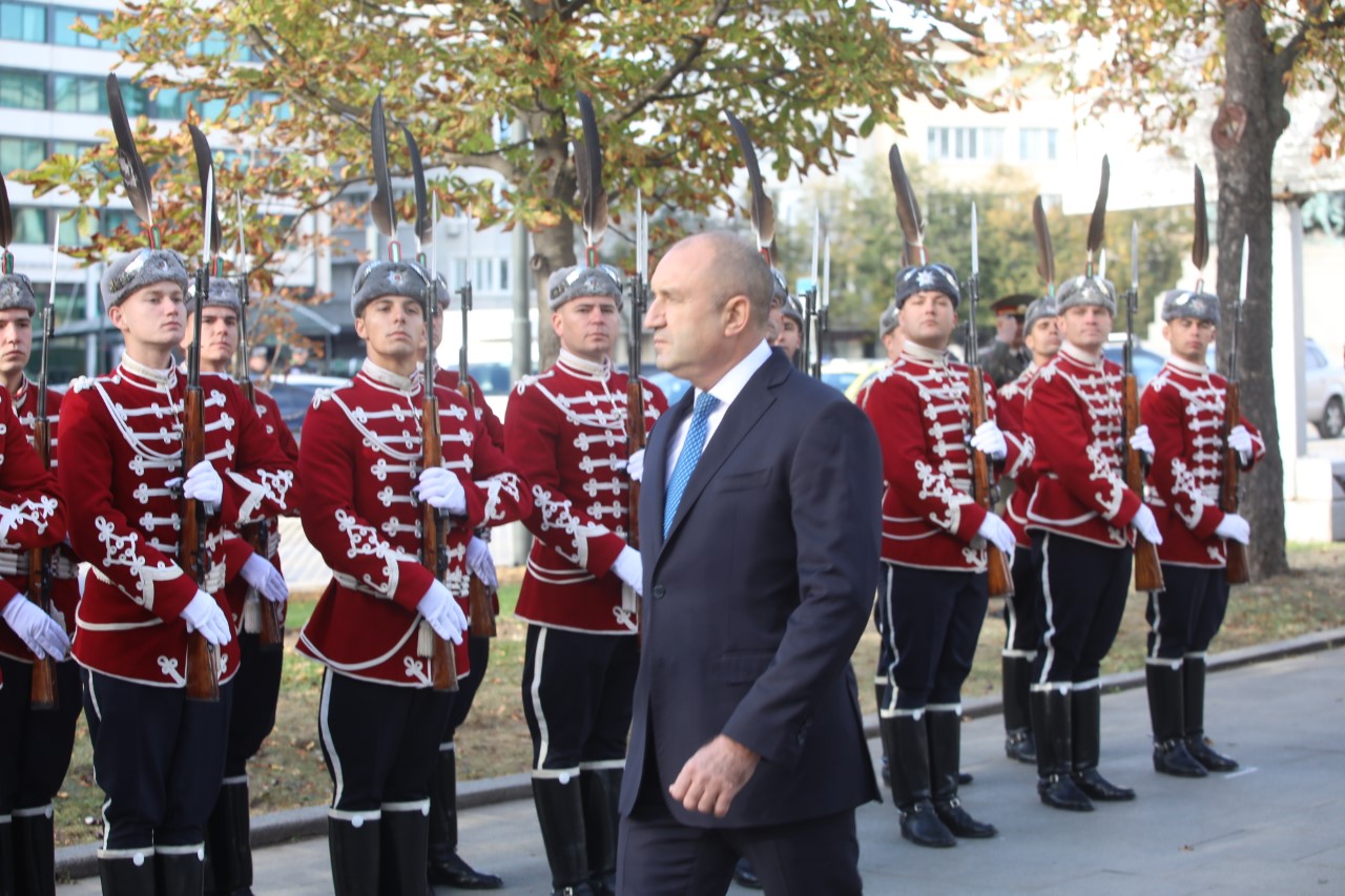 <p>Държавният глава Румен Радев, министърът на отбраната Тодор Тагарев и заместник-началникът на отбраната генерал-лейтенант Михаил Попов участваха в отбелязването на 111-ата годишнина от първия боен полет на военната авиация и празника на Военновъздушните сили</p>