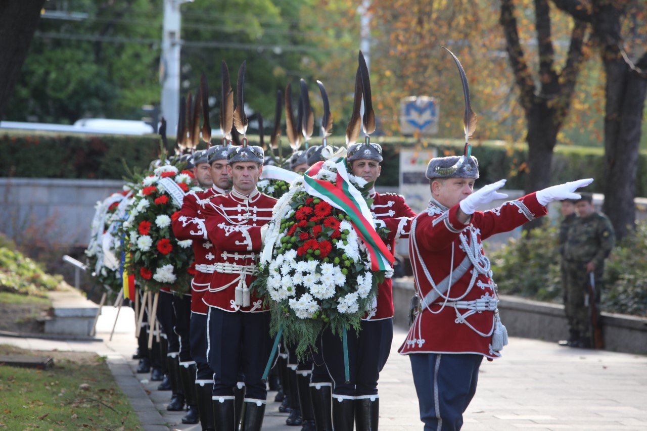 <p>Държавният глава Румен Радев, министърът на отбраната Тодор Тагарев и заместник-началникът на отбраната генерал-лейтенант Михаил Попов участваха в отбелязването на 111-ата годишнина от първия боен полет на военната авиация и празника на Военновъздушните сили</p>