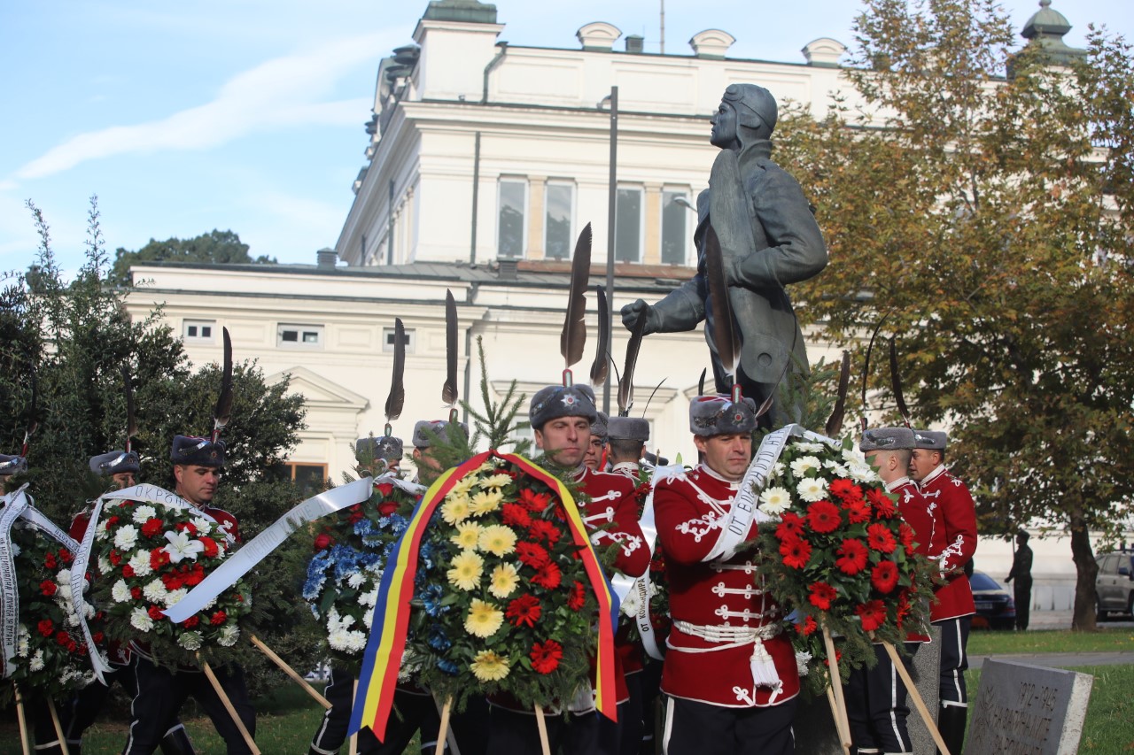 <p>Държавният глава Румен Радев, министърът на отбраната Тодор Тагарев и заместник-началникът на отбраната генерал-лейтенант Михаил Попов участваха в отбелязването на 111-ата годишнина от първия боен полет на военната авиация и празника на Военновъздушните сили</p>