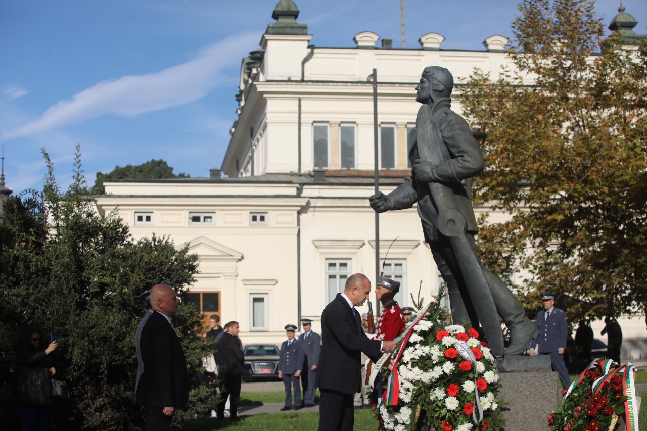 <p>Държавният глава Румен Радев, министърът на отбраната Тодор Тагарев и заместник-началникът на отбраната генерал-лейтенант Михаил Попов участваха в отбелязването на 111-ата годишнина от първия боен полет на военната авиация и празника на Военновъздушните сили</p>