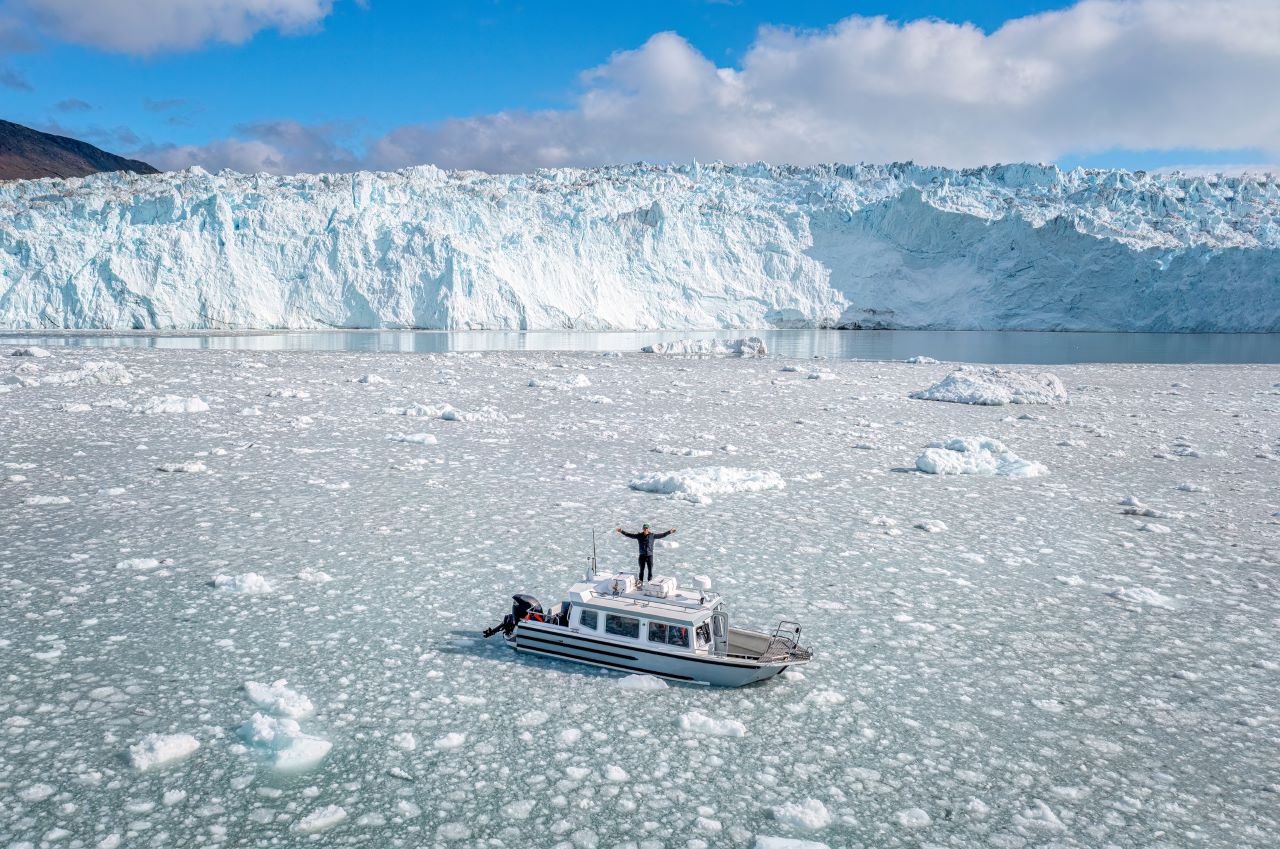 <p>Ледената покривка на места е с <strong>дебелина до 3 800 метра</strong>, но глетчерите се топят. Освен това се увеличават валежите от дъжд, което ускорява топенето. Учените са пресметнали, че ако ледът в Гренландия се разтопи изцяло, равнището на световните океани ще се покачи с повече от седем метра.</p>
