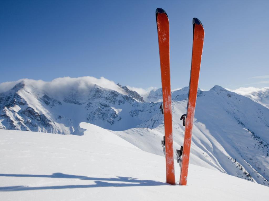 Мъж подкара ски в Южния парк в София и привлече погледите на столичани