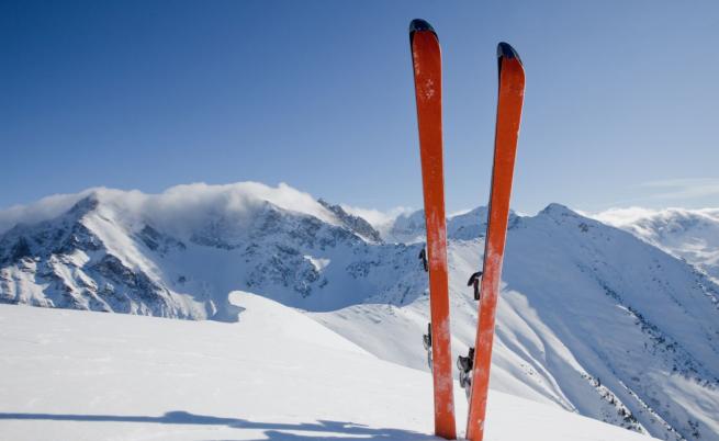 В очакване на първия сняг: Мъж подкара ски в Южния парк в София (ВИДЕО)