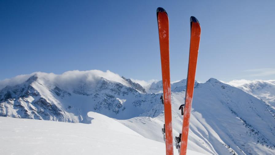 В очакване на първия сняг: Мъж подкара ски в Южния парк в София (ВИДЕО)