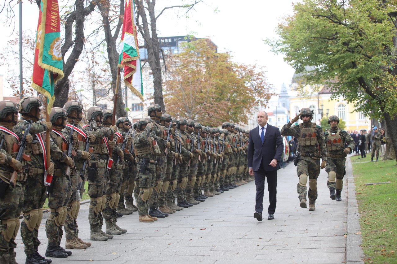 <p>Пред паметната плоча на загиналите парашутисти на площад &bdquo;Народно събрание&ldquo; се провежда военен ритуал с поднасяне на венци и цветя, по повод Празника на военните парашутисти.</p>