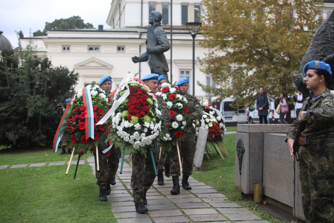 <p>Пред паметната плоча на загиналите парашутисти на площад &bdquo;Народно събрание&ldquo; се провежда военен ритуал с поднасяне на венци и цветя, по повод Празника на военните парашутисти.</p>