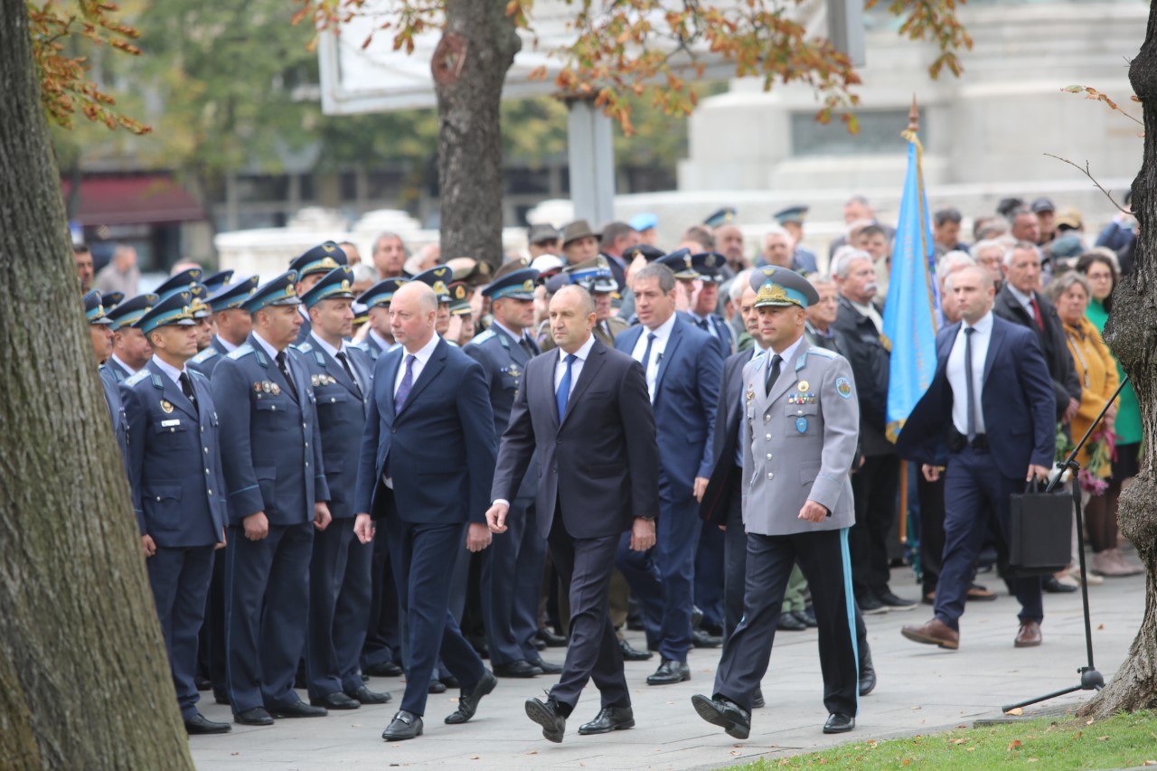 <p>Пред паметната плоча на загиналите парашутисти на площад &bdquo;Народно събрание&ldquo; се провежда военен ритуал с поднасяне на венци и цветя, по повод Празника на военните парашутисти.</p>