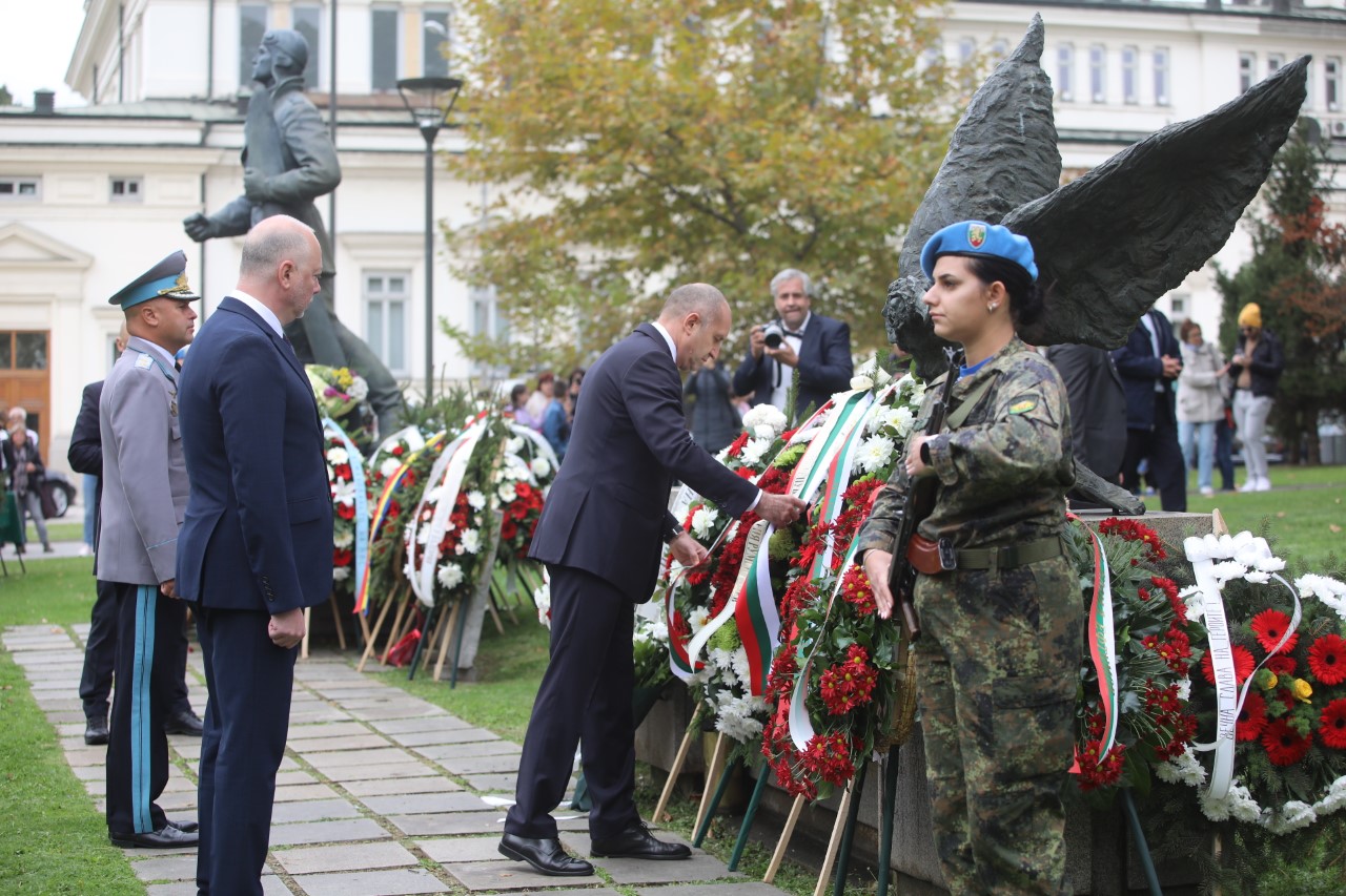 <p>Пред паметната плоча на загиналите парашутисти на площад &bdquo;Народно събрание&ldquo; се провежда военен ритуал с поднасяне на венци и цветя, по повод Празника на военните парашутисти.</p>