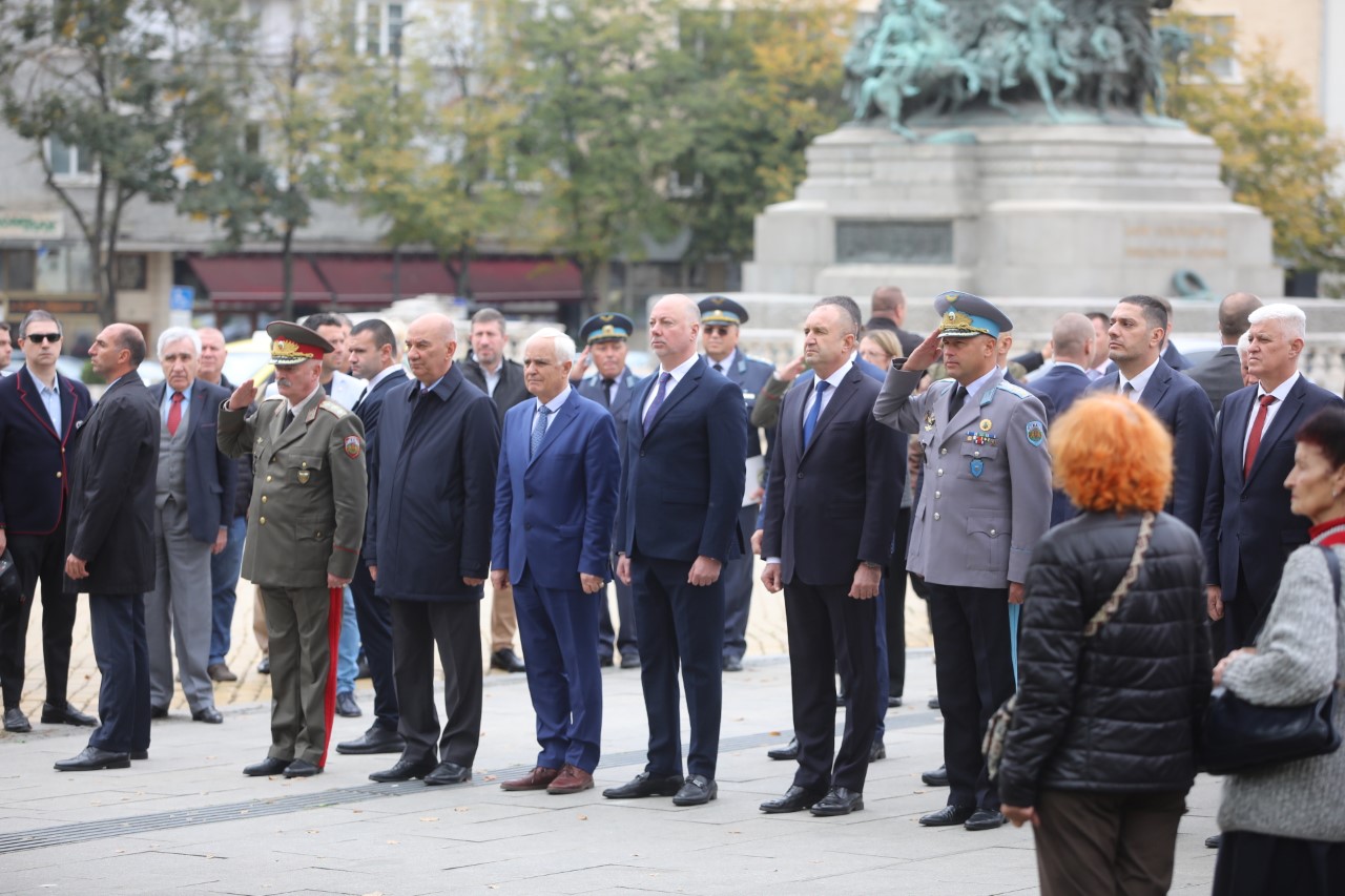 <p>Пред паметната плоча на загиналите парашутисти на площад &bdquo;Народно събрание&ldquo; се провежда военен ритуал с поднасяне на венци и цветя, по повод Празника на военните парашутисти.</p>